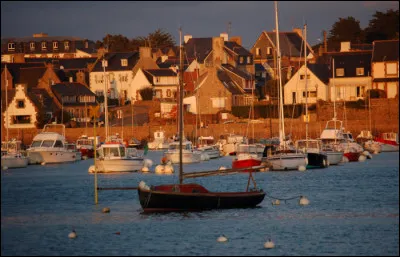 Bienvenue dans un voyage qui relira tous les plus beaux villages de France ! Commençons dès maintenant par un joli petit village de Bretagne nommé ___________. Son port est très beau ! Dans quel département breton ce village côtier est-il situé ?
Indice : son numéro est le 22.