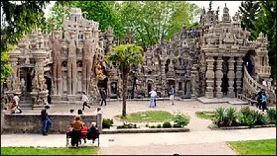 Auvergne-Rhône-Alpes - Le Palais idéal du facteur Cheval dans la Drôme. Pendant combien d'années Ferdinand Cheval a-t-il construit ce palais ?