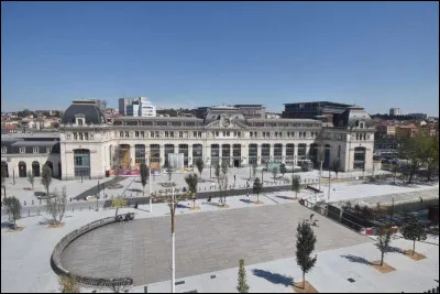 Pour commencer je vous présente la gare la plus proche de chez moi. Elle se situe dans notre préfecture de région. C'est...