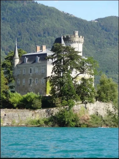 Où pouvez-vous trouver cette demeure au milieu d'un lac ?