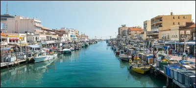 Cette commune est à la fois une station balnéaire du sud-est, un port de pêche et une commune de banlieue. L'été nous pouvons souvent observer des batailles de joutes opposant deux équipes. Avec ces indices, reconnaissez-vous cette commune ?