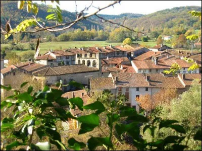 C'est tous les dimanches que ce village brille de mille feux et ... [que fait-il, au juste, et où donc ?]