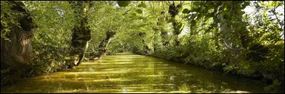 Tout pourrait commencer par "C'est un trou de verdure...", même sans savoir où l'on est ! Mais il le faut...