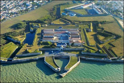 "Bagnard au bagne de Vauban
Dans ...
J' mange du pain noir et des murs blancs
Dans ..." Mais qui chantait donc ça ?