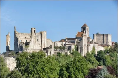 Avis ! Qu'on se le dise : la cité de Chauvigny sera gardée, non pas par 1, ni 2, mais ... châteaux forts et ... portes ! MM. les rameurs et autres bateliers devront emprunter les ... de cours d'eau la traversant !