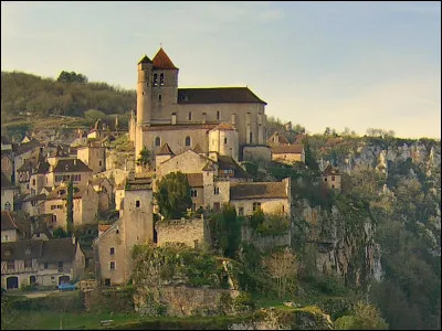 Perché sur une falaise surplombant le Lot, c'est un chef-d'uvre d'architecture médiévale. Depuis l'église fortifiée les ruelles descendent en pente raide jusqu'à la rivière, c'est...