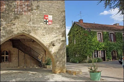 Je suis un village pavé de bonnes intentions, alors : attention à vos talons ! Grâce au titre, vous trouverez facilement, j'espère, mon nom...