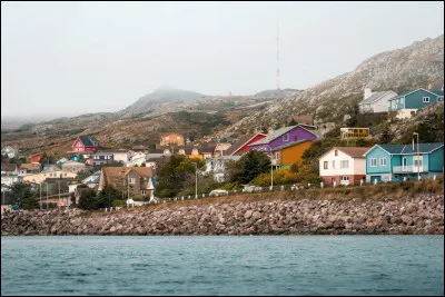 Dans ce quiz, nous partirons à la découverte des territoires d'outre-mers français ! Alors faites vos valises et c'est parti !
Nous nous rendons en premier dans l'Atlantique Nord, à l'archipel de Saint-Pierre et Miquelon. Il se situe à proximité de la Terre-Neuve (Canada). Sur cet archipel, quelle île abrite le plus de population ?
Indice : lithotérapie.