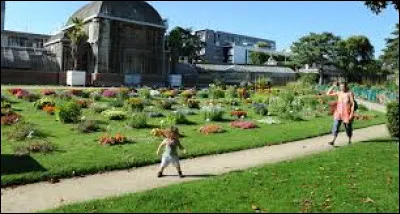 Quel est ce parc situé juste en face de la gare de Nantes ?