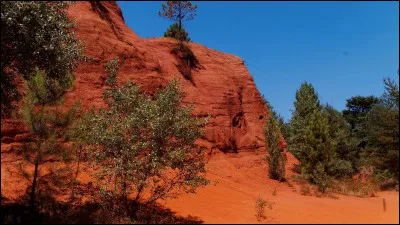 Démarrons notre voyage un peu spécial : nous allons découvrir des pays étrangers tout en restant en France ! Bonne chance, et amusez-vous !
Colorado, États-Unis - Direction donc les ocres de Rustrel, associées à Monument Valley ! Dans quels états des États-Unis se situe ce-dernier ?