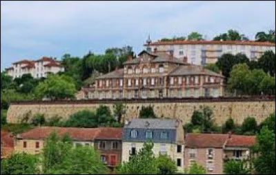 Notre balade commence en Occitanie, à Aubin. Ville de l'arrondissement de Villefranche-de-Rouergue, elle se situe dans le département ...