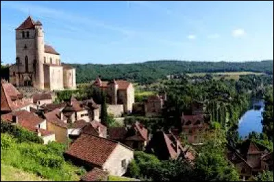 Quelle rivière la ville de Saint-Cirq-Lapopie, dans le Lot, domine-t-il ?