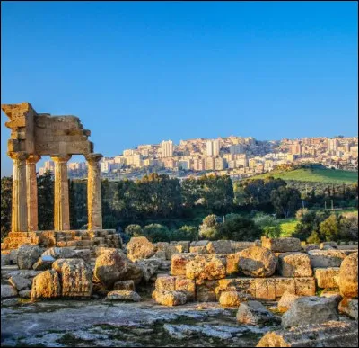 Ville italienne de Sicile, célèbre pour ses temples antiques :