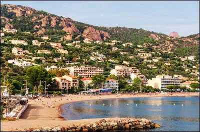 Est...comme Estérel : quelle est cette petite ville fière de ses roches rouges, située entre Saint-Raphaël et le Trayas ?