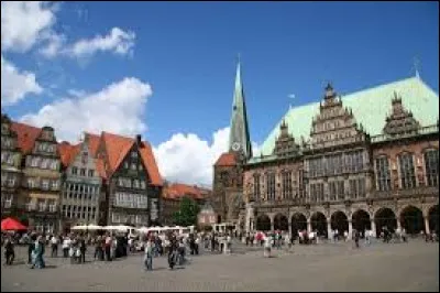 Ville de l'Allemagne du nord, ancienne ville hanséatique, située sur le fleuve Weser :