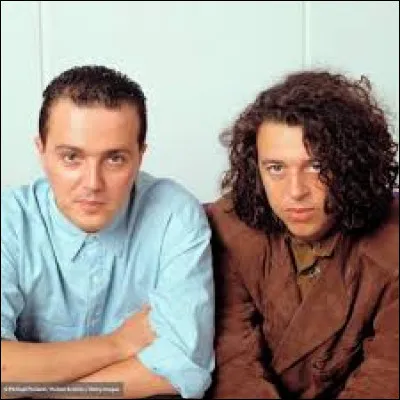 Quel est le nom du groupe que forment Curt Smith et Roland Orzabal depuis 1981 ?