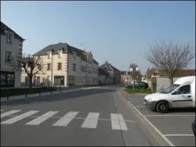 Notre balade dominicale commence place Maurice-Segonds, à Bailleul-sur-Thérain. Ville des Hauts-de-France, dans l'arrondissement de Beauvais, elle se situe dans le département ...