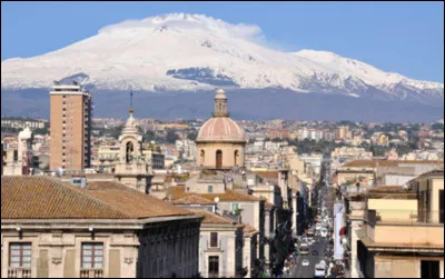 Ville italienne de Sicile, située au pied de l'Etna :