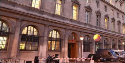 La préfecture de police s'installa au 36, quai des Orfèvres en 1913 dans un bâtiment reconstruit après la commune. 
Quel fut son premier redoutable adversaire ?