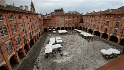 Ville de 60 000 habitants du Tarn-et-Garonne, connue pour son architecture et sa "place Nationale" du XVIIe siècle :