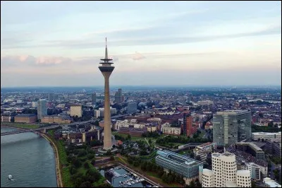 Grande ville allemande, bordée par le Rhin, capitale du Land de Rhénanie-du-Nord-Westphalie :