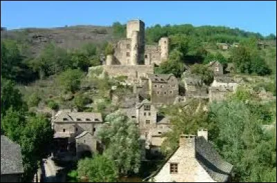 Dans quel département se situe le village de Belcastel ?