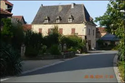 Je vous propose de commencer notre balade à Anglars-Saint-Félix. Commune occitane, dans l'arrondissement de Villefranche-de-Rouergue, elle se situe dans le département ...