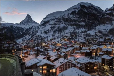 Quelle surprise de retrouver dans le grenier toutes ces vieilles cartes postales que ma mère avait conservées ! J'écrivais "Chers parents, que c'est beau la Suisse, je prends plaisir à skier dans cette station magnifique ! Gros bisous de...." (j'écrivais mal ! c'est illisible, aidez-moi !)