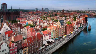 Ville portuaire polonaise, située en Poméranie, à l'embouchure de la Vistule, longtemps disputée entre l'Allemagne et la Pologne :