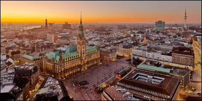 Grande ville allemande traversée par l'Elbe, troisième port d'Europe :