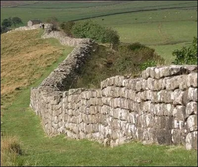 À quel endroit se situe le mur d'Hadrien construit entre -127 et -122 ?