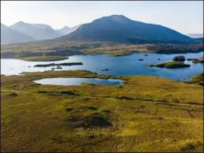 Qui chantait "Les Lacs du Connemara" ?