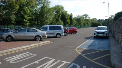 Voici le parking. La voiture blanche est-elle en infraction selon vous ?