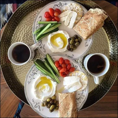 Le petit déjeuner est le repas le plus important de la journée.