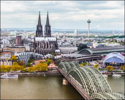 Vous partez pour cette grande ville allemande sur le Rhin : vous allez à ...