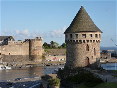 Brest est un port de France situé en Bretagne.
Brest est une ville de Biélorussie.
Quelle Brest est la plus peuplée ?