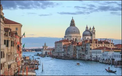 Vous partez en Italie, pour cette ville bordée par l'Adriatique, renommée pour son patrimoine et ses canaux ...