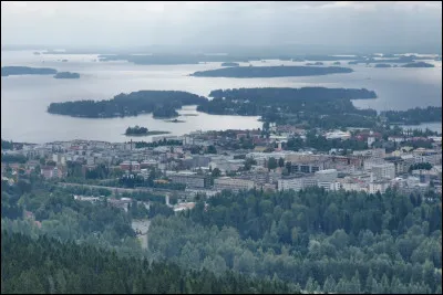 Ville finlandaise de 115 000 habitants, située dans le centre est du pays, capitale de la région de Savonie du Nord :