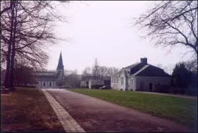 Nous commençons notre balade dans le Centre-Val-de-Loire, à Authon. Commune de l'arrondissement de Vendôme, en Gâtine tourangelle, elle se situe dans le département ...