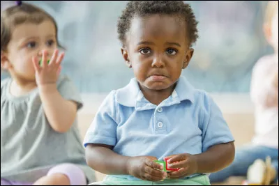 Tu vois un enfant par terre en pleurs.
Qu'est-ce que tu fais ?