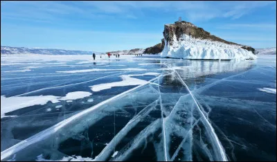 Le grand lac de l'Ours est un lac situé :