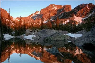 Dans quelle chaîne de montagnes le Colorado prend-il sa source ?