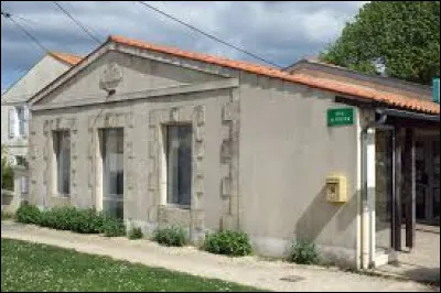 Je vous propose de commencer notre balade dans le Marais Poitevin, à Angliers. Nous sommes dans le département ...