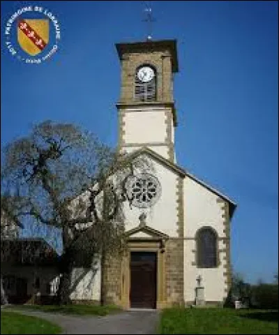 Je vous propose de commencer notre balade dans le Grand-Est, devant l'église Saint-Rémy d'Aingeville. Nous sommes dans un village du département (petit indice dans l'image).