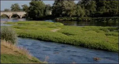 Quel cours d'eau passe du Beaujolais du nord (Mâcon) au sud (Anse), du côté est ?