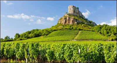 Dans quelle région française peut-on gravir la roche de Solutré ?