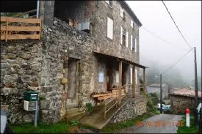 Nous débutons notre périple en Auvergne-Rhône-Alpes, à Ajoux. Petit village de 77 habitants, dans l'arrondissement de Privas, il se situe dans le département ...