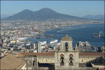 Grande ville italienne située au bord de sa baie et dominée par le Vésuve :