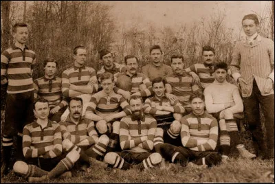 En 1872, dans quelle ville, le premier club de rugby à XV est fondé ?