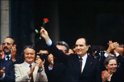 Quelques jours après avoir été élu président de la République, François Mitterrand se rend à l'Elysée puis au Panthéon : c'était en ... 1981.